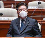 이재명, 당안팎 압박에 유감표명 고심