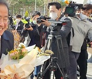 광주 찾은 홍준표 대구시장…경찰은 ‘맑은 날 우산’ 챙겨 들었다