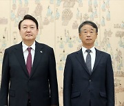 윤 대통령, 오석준 대법관에 임명장 수여