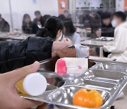 학교 비정규직 파업에…학생들 급식 대신 빵·우유