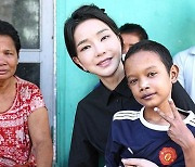 김건희 여사 ‘빈곤 포르노’ 논란에, 캄보디아 대사의 일침