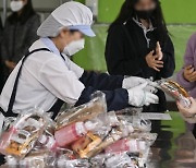 밥 대신 빵·우유…파업 여파 서울 132개교 '대체 급식'