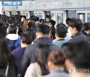 서울 지하철 이틀째 '준법투쟁'…"11월 30일 총파업"