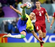 땅 짚고 춤을 추듯 ‘삼바’는 현란했다…브라질, 세르비아 2 대 0 완파