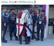 아랍국가 월드컵서 십자군 복장 간 큰 축구 팬 결국 쫓겨났다