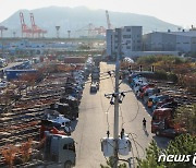 '총파업' 이틀째 화물연대 7700명 집회…반출입량 절반 '뚝'