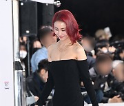 김소진, 시선 압도하는 ‘오프숄더’ 슬림 드레스 [포토엔HD]