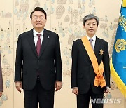 윤석열 대통령, 김재형 전 대법관에 청조근정훈장 수여
