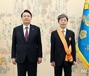 기념촬영 하는 윤석열 대통령-김재형 전 대법관