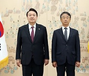 尹, 오석준 대법관 임명장 수여…퇴임 김재형 전 대법관에 훈장