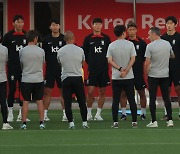 벤투 감독 말 경청하는 축구대표팀