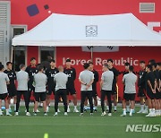 훈련 전 결의 다지는 축구대표팀