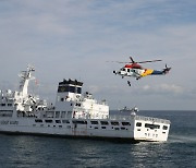 '기울어진 배에서 사람을 구하라' 남해해경, 여객선 침몰 대비 훈련
