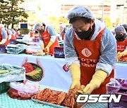 2030부산세계박람회 유치 기원 김장 담그는 롯데 이석환 대표와 선수들 [사진]