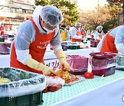 맛있게 드실분들 생각하며 김장 담그는 롯데 자이언츠 박세웅, 김원중, 안치홍 [사진]