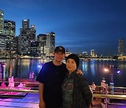 토니안, 생일 맞이한 77세 母 모시고 싱가포르 여행