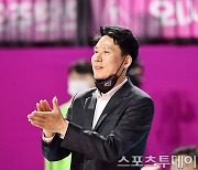 [ST포토] 강성형 감독 '만족스러운 표정'