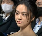 탕웨이, 정훈희 '안개' 무대에 눈물 펑펑..박해일, 따뜻한 위로 [청룡영화상]