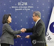 대외직명대사 임명장 전수하는 박진 장관