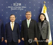 대외직명대사 임명장 전수한 박진 장관