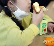 "오늘 점심 빵으로"…학교 비정규직 파업에 곳곳 급식 차질