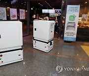 인천 부평역 지하상가서 빵 배달하는 배송로봇