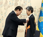 김재형 전 대법관에 훈장 수여하는 윤석열 대통령