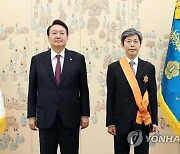 윤석열 대통령, 김재형 전 대법관에 훈장 수여