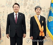윤석열 대통령, 김재형 전 대법관에 훈장 수여