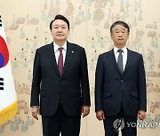 윤석열 대통령, 오석준 대법관에 임명장 수여