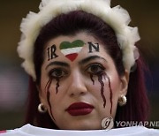 [월드컵] 정치적 충돌로 얼룩진 이란 경기장…킥오프하자 '원팀'