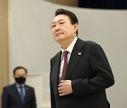 尹, 국민의힘 지도부 만찬 회동 '국정운영 협조·지원 요청'