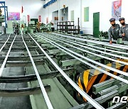 북한 만경대애국알루미늄창공장…"질 좋은 건재품 생산"