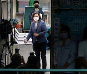대만 지방선거 실시…투표권 행사하는 차이잉원