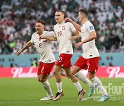 '레반돕 AS+슈체스니 PK 선방' 폴란드, 사우디에 1-0 리드(전반 종료)