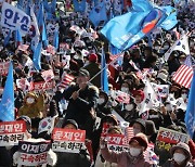 보수·진보 단체, 서울서 대규모 집회 개최...이태원 참사 추모 집회도 이어져