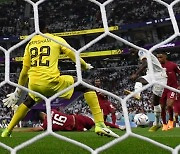 '월드컵 첫 골' 카타르, 16강 첫 탈락 굴욕…세네갈에 1:3 완패