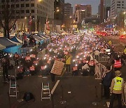 서울 도심 속 맞불 집회…도로 통제로 교통 정체