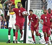 개최국 카타르, 월드컵 '1호' 탈락...이란은 '첫 승'