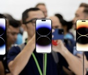 “아이폰 출하량 30% 추가 감소”…폭스콘 인력 이탈에 애플 초비상