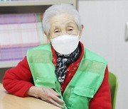 “106세, 내 나이가 어때서” 허리 꼿꼿 할머니