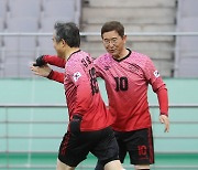 김학용 의원 축하 받는 김승남 의원