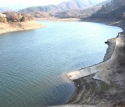 최악 가뭄에 수몰 전 옛도로 드러난 주암댐