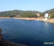 최악 가뭄에 취수탑 기둥 드러난 주암댐
