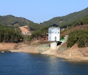 최악 가뭄에 취수탑 수위 바닥 드러난 주암댐