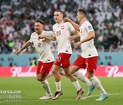 [전반 리뷰] '레반도프스키 1도움' 폴란드, PK 실축 사우디에 1-0 리드