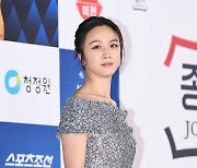 탕웨이, 외국인 첫 여우주연상에 '활짝'…"서래 만난 나는 행운아" [청룡영화상]