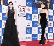 '심플' 탕웨이·'블랙' 전혜진…레드카펫 수놓은 오프숄더 드레스 [청룡영화상]