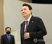 '관저 만찬' 테이블에 오른 월드컵…尹, 주호영 안고 "고생많다"