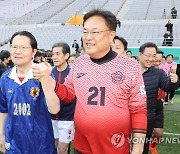 손잡고 입장하는 한·일 국회의원축구연맹 회장